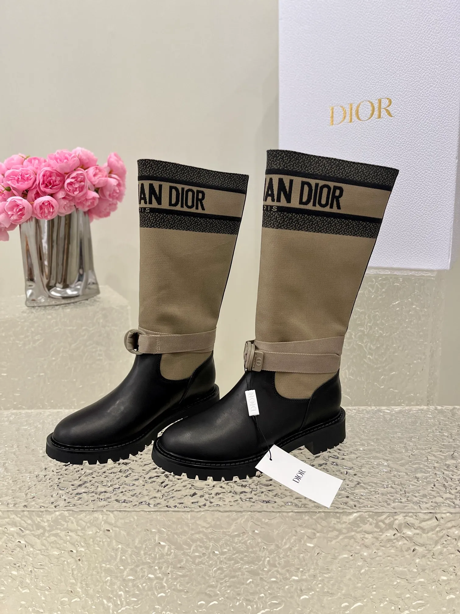 👟👟Ex-factory price 600👟👟 D-MAJOR Dior mid-calf boots This D-Major boot is elegant and full of personality. Crafted from technical fabrics and black calfskin, it draws inspiration from the Book Tote bag and features the CHRISTIAN DIO* signature. The adjustable straps and notched sole are embellished with CD initials as a finishing touch. Upper: technical fabric/cowhide lining: sheepskin lining Heel height: 3.5cm Tube height: about 32cm Tube circumference: 37cm Size: 35-39 (40/41 customization is not returnable)